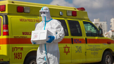 Magen David Adom medical workers perform COVID-19 tests at a drive-through site in Lod, on July 10, 2020. Photo by Yossi Aloni/Flash90.
