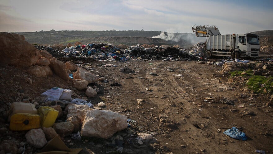 Garbage dumping outside of the Palestinian village of Rammun, Dec. 8, 2014. Photo by Hadas Parush/Flash90.