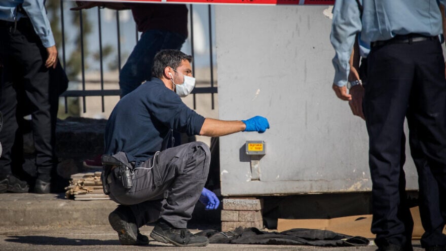 Police at the scene of an attempted stabbing attack at Armon Hanatziv neighborhood in Jerusalem on May 25, 2020. Photo by Yonatan Sindel/Flash90.