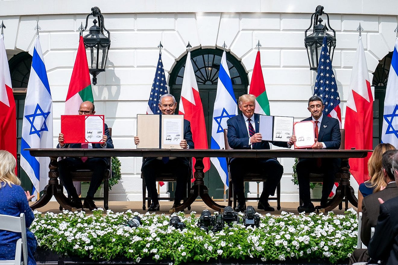 U.S. President Donald Trump, Bahraini Foreign Minister Abdullatif bin Rashid Al-Zayani, Israeli Prime Minister Benjamin Netanyahu and UAE Foreign Minister Abdullah bin Zayed Al Nahyani sign the Abraham Accords on the South Lawn of the White House, Sept. 15, 2020. Credit: White House/Tia Dufour.