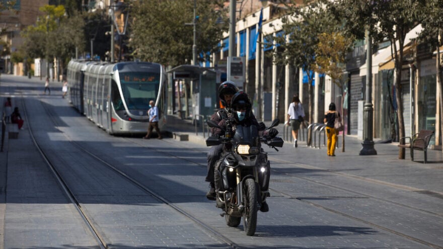 Israeli police officers patrol Jaffa Street in downtown Jerusalem on Oct. 7, 2020, during a nationwide lockdown to prevent the spread of COVID-19. Photo by Nati Shohat/Flash90.