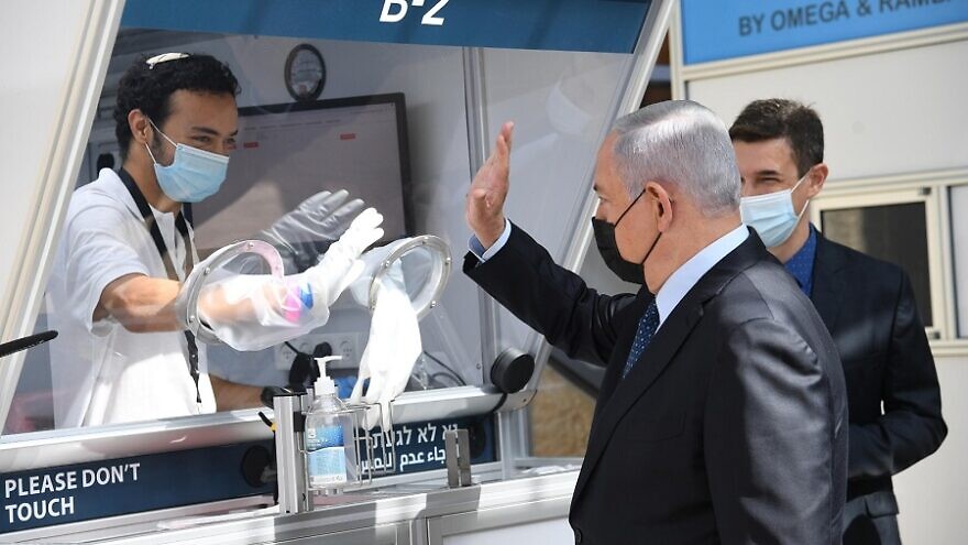Israeli Prime Minister Benjamin Netanyahu visits a new COVID-19 rapid-testing facility at Ben-Gurion International Airport on Nov. 9, 2020. Photo by Haim Zach/GPO.