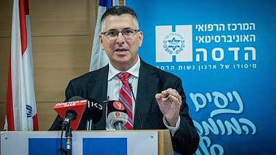 Gideon Sa'ar at Hadassah Medical Center in Jerusalem's Ein Kerem on Dec. 16, 2020. Photo by Yonatan Sindel/Flash90.