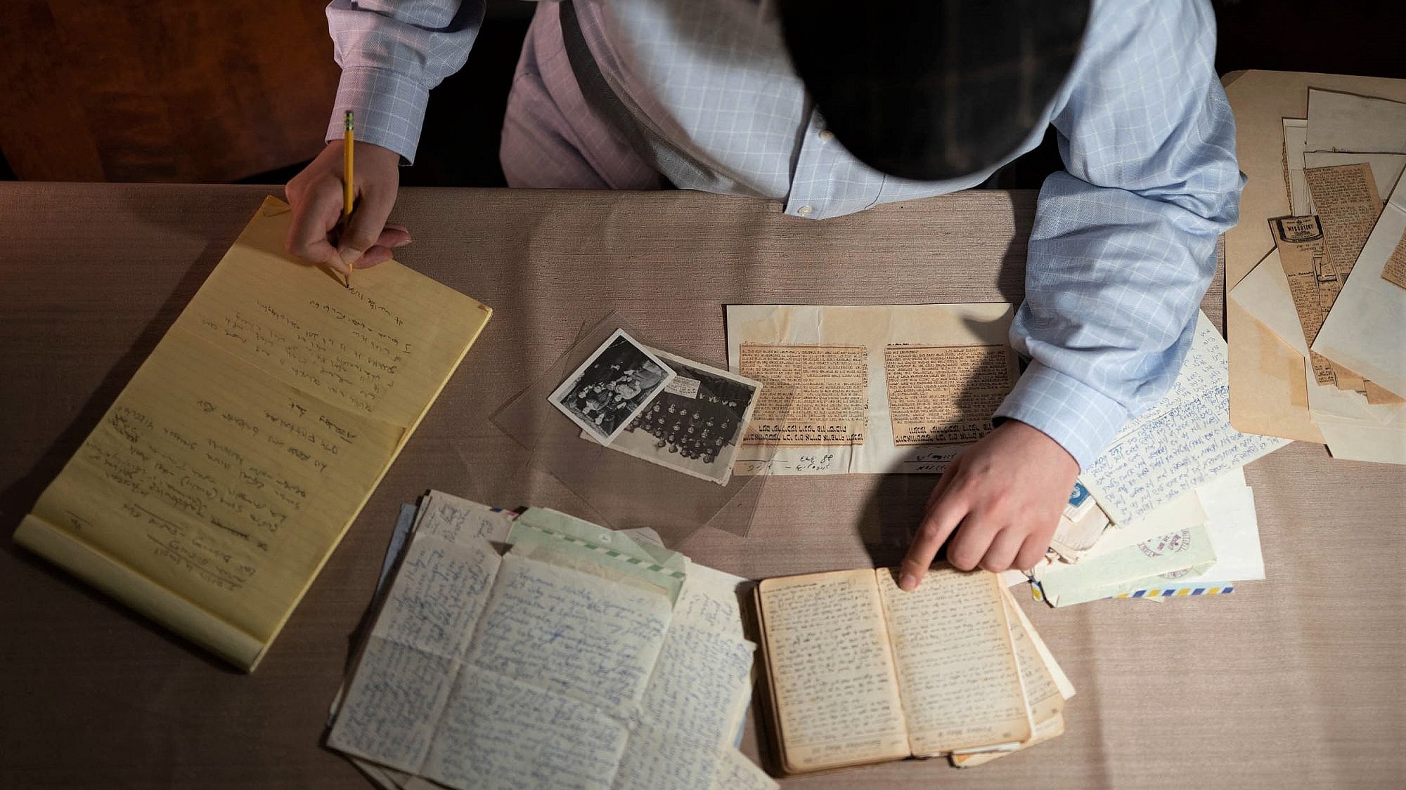 Writer and researcher Dovid Zaklikowski takes notes from archival documents, 2020. Photo by Menachem Serraf/Hasidic Archives.