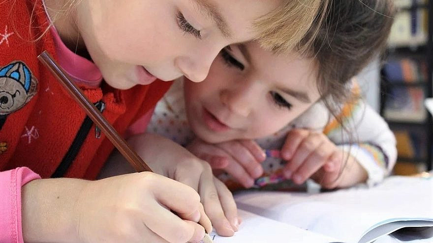 Kids at school learning. Credit: Pixabay.