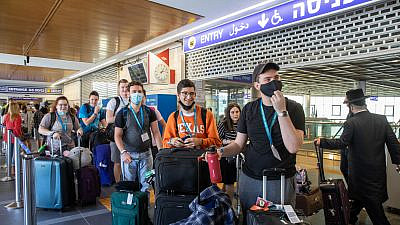 The first Birthright Israel group lands at Ben-Gurion International Airport, following a yearlong pause due to the coronavirus pandemic, May 24, 2021. Photo by Erez Uzir.