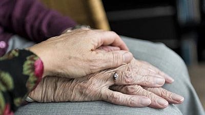 An elderly couple. Credit: Pixabay.