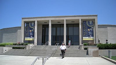 The exterior of the Harry S. Truman Presidential Library and Museum in Independence, Mo., July 14, 2007. Credit: Michael Barera via Wikimedia Commons.