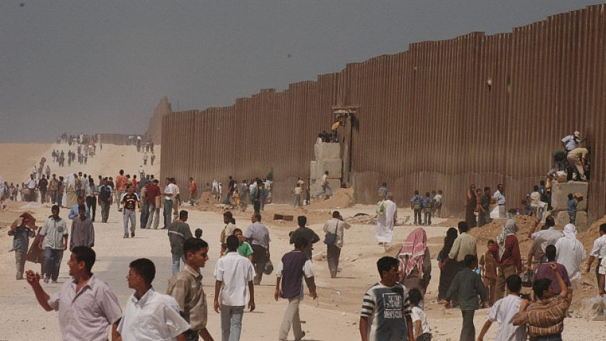Palestinians and Egyptians roam freely near the Philadelphi Corridor from the wall that separated Gaza from Egypt, on Tuesday, Sept. 13, 2005. Photo by Yossi Zamir/Flash90.