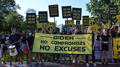 Members of the Sunrise GW group protesting outside of the White House in Washington, D.C. Source: Twitter.