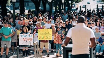 Several hundred people gathered on the steps of the Texas State Capitol in Austin to show their support for the Jewish community and help spread kindness in the wake of a string of anti-Semitic incidents in the city, Nov. 14, 2021. Source: Screenshot.