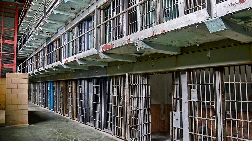 An unspecified prison cell in 2011. Credit: Bob Jagendorf/Wikimedia Commons.