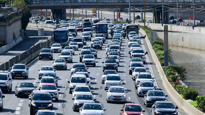 Traffic on Ayalon Highway in Tel Aviv, Dec. 2, 2021. Photo by Tomer Neuberg/Flash90.