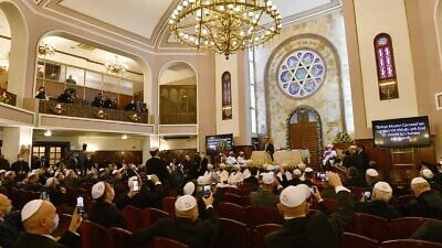 Israeli President Isaac Herzog gives an address at the Neve Shalom Synagogue in Istanbul on March 10, 2022. Photo by Haim Zach/GPO.