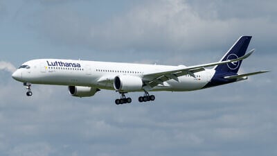 A Lufthansa plane. Credit: TJDarmstadt via Wikimedia Commons.