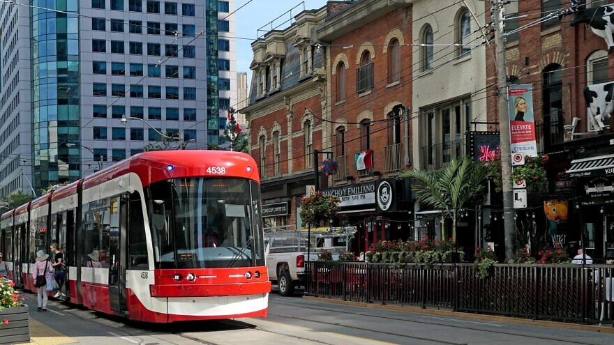 A streetcar in Toronto. Credit: Bernard Spragg/Flickr via Wikimedia Commons.