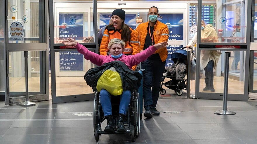 Dr. Sharon Slater assists a Ukrainian refugee coming to Israel as part of United Hatzalah's “Operation Orange Wings.” Credit: United Hatzalah.