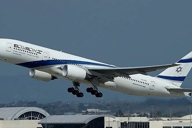 An El Al Boeing 777-200ER takes off from Los Angeles International Airport, Oct. 9, 2012. Credit: Wikimedia Commons.