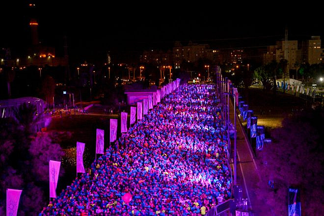 Thousands of runners take part in the 10th annual Tel Aviv Night Run, on Oct. 31, 2017. Photo by Yossi Zeliger/Flash90.