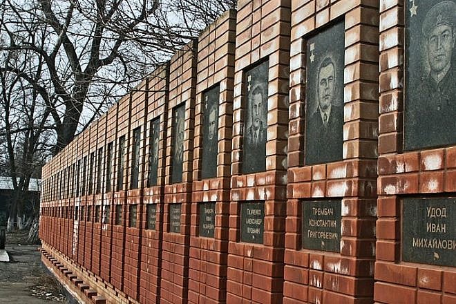 The Wall of Glory to Heroes of War and Labor in Krasnyi Luch, Ukraine. Lydia Litvyak took off for her last mission from an airfield close to this city, where a museum dedicated to her is located. Credit: Andrei Sedoff via Wikimedia Commons.