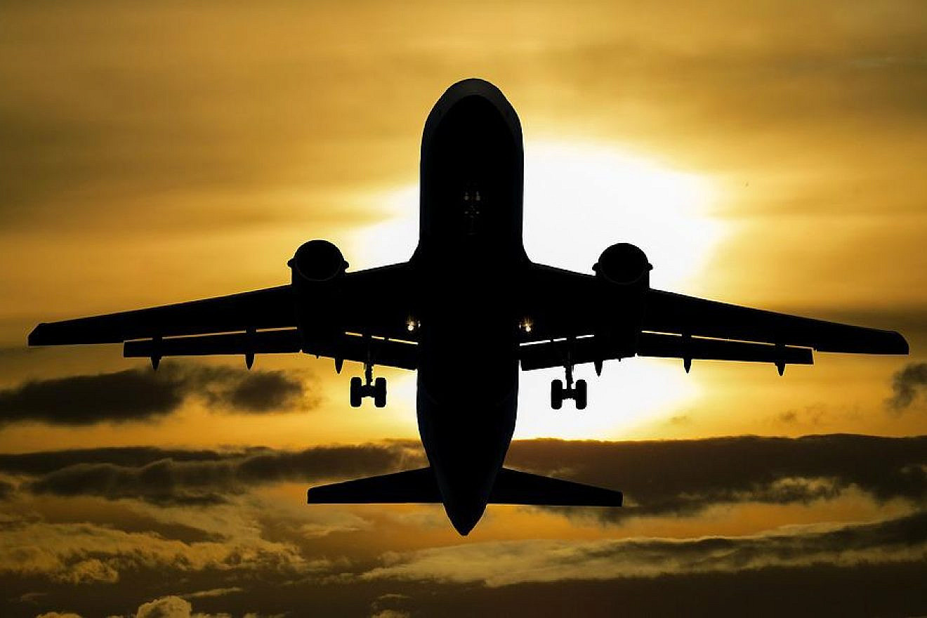 Silhouette of plane flying. Credit: Pixabay.