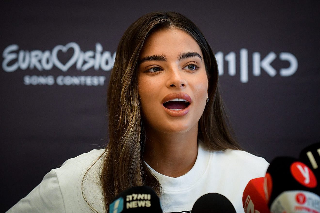Noa Kirel speaks to reporters in Tel Aviv, Aug. 10, 2022. Photo by Avshalom Sassoni/Flash90.
