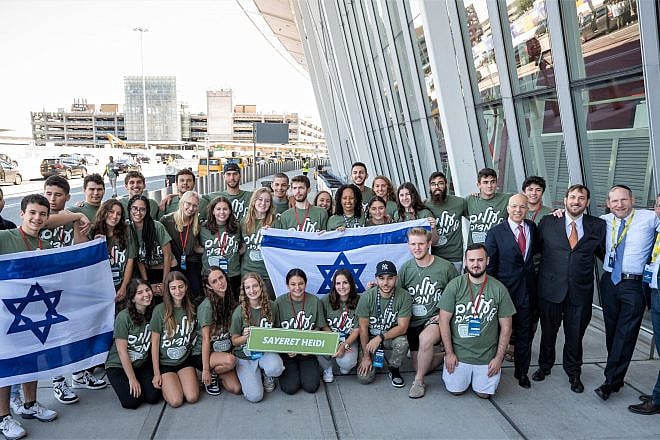 Nefesh B’Nefesh co-founders Rabbi Yehoshua Fass and Tony Gelbart; executive vice president Zev Gershinsky; and Israeli Consul General in New York Ambassador Asaf Zamir with 40 future Lone Soldiers at John F. Kennedy International Airport. Photo by Shahar Azran.
