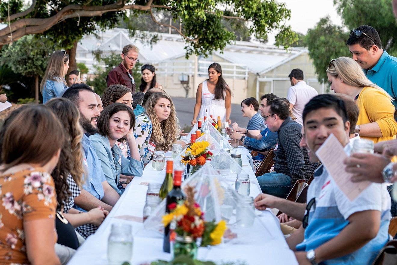 A OneTable Shabbat dinner. Photo courtesy of OneTable.