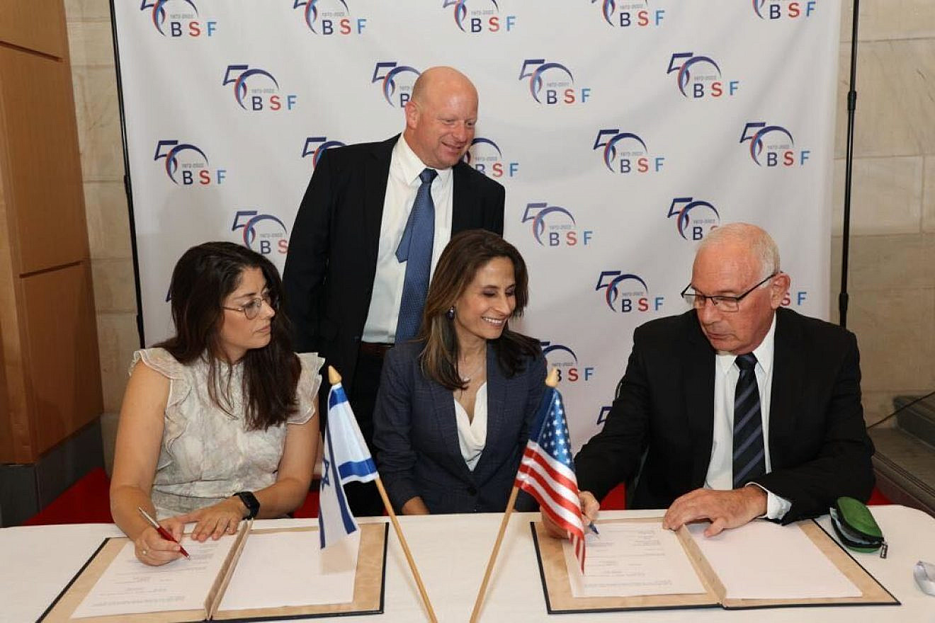 Seated from left: Israeli Science Ministry D-G Hilla Haddad Chmelnik, Minister Orit Farkash-Hacohen, BSF chair Prof. Avi Israeli and the ministry’s Eliaz Luf (standing) sign an agreement on quantum science research, Sept 14, 2022. Credit: Israeli Foreign Ministry.