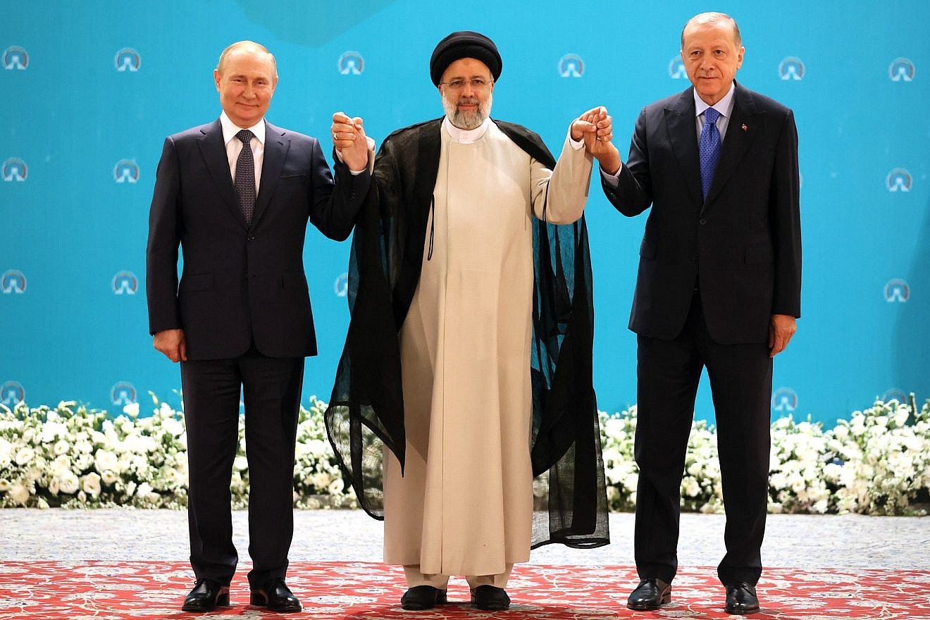 Russian President Vladimir Putin, Iranian President Ebrahim Raisi (center) and and Turkish President Recep Tayyip Erdoğan attend a meeting in Tehran of the guarantor states of the Astana process, July 19, 2022. Credit: TASS.