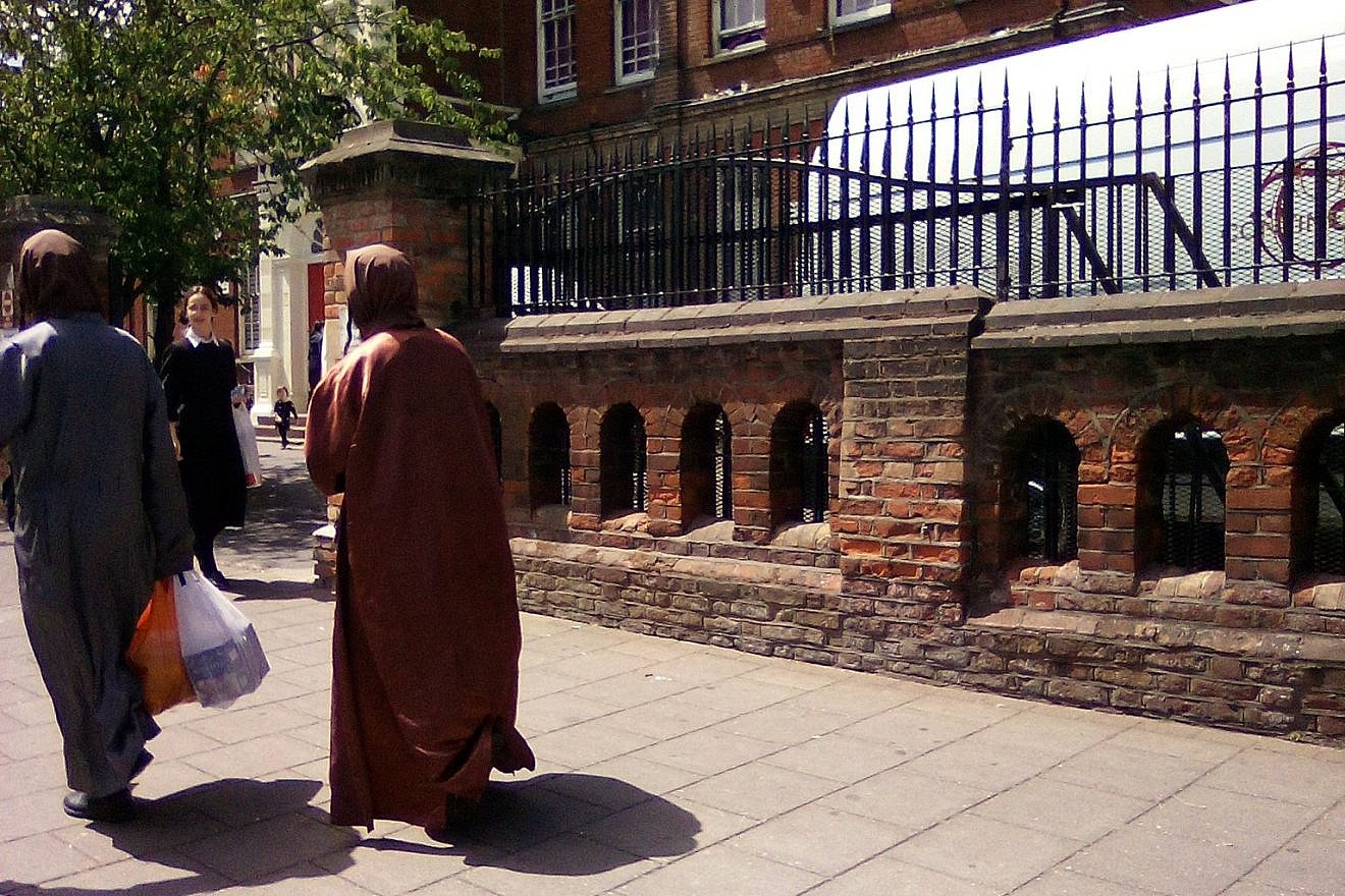 Lev Tahor members walk in London, July 8, 2022. Source: Twitter.