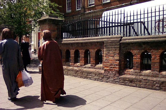 Lev Tahor members walk in London, July 8, 2022. Source: Twitter.