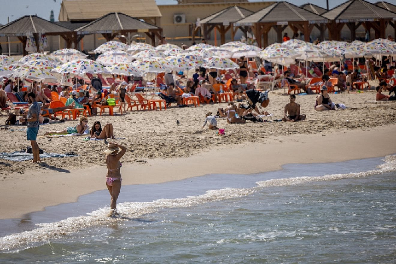 Mezizim Beach in Tel Aviv, Oct. 17, 2022. Photo by Yonatan Sindel/Flash90.