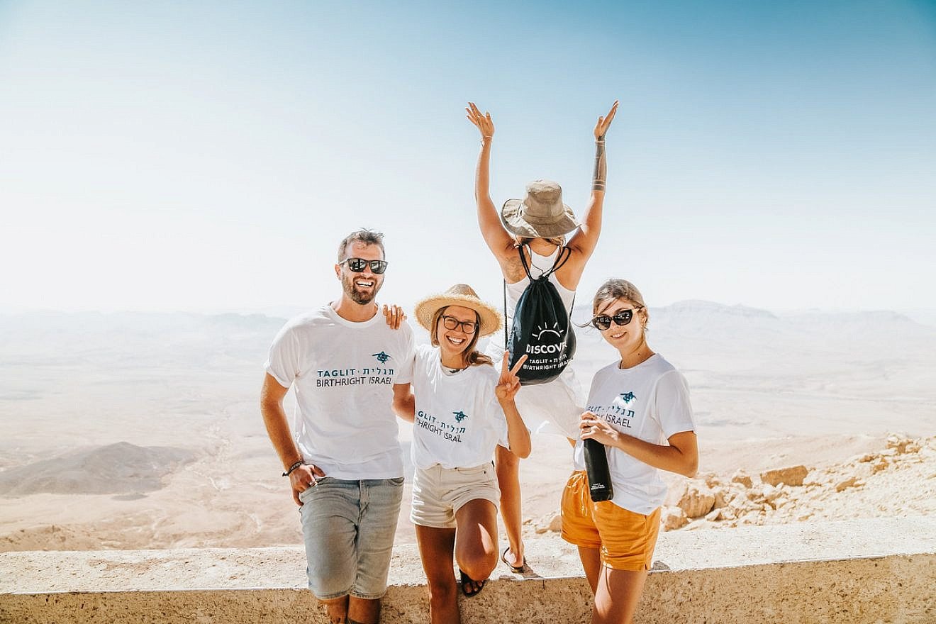 Birthright Israel participants pose for a picture. Credit: Courtesy of Birthright Israel.