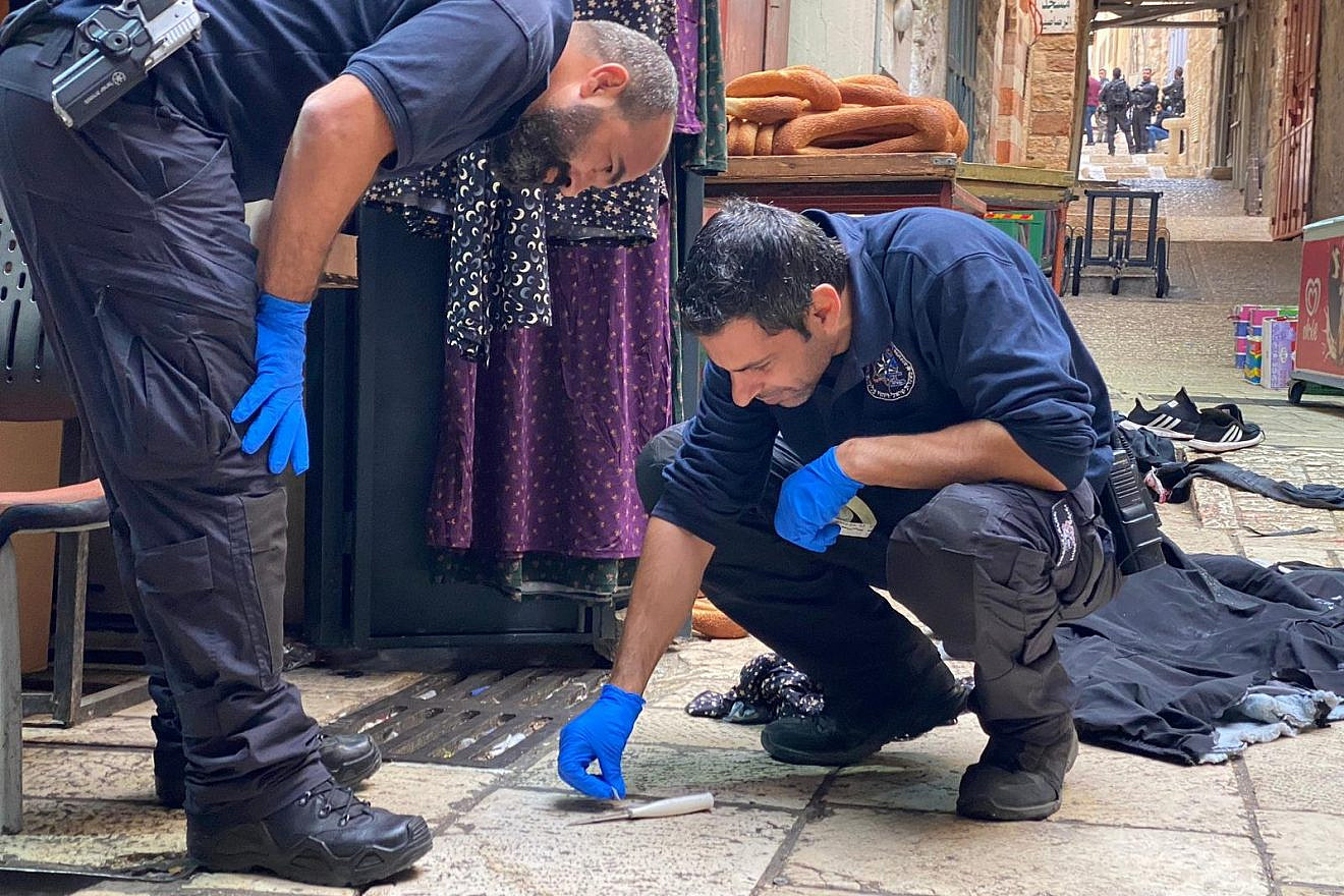 Israel Police officers investigate the scene of a terrorist attack in Jerusalem's Old City, Nov. 3, 2022. Credit: Israel Police.