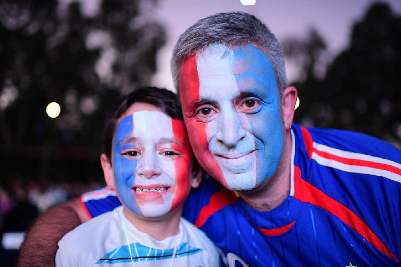 Fans watch the Qatar 2022 World Cup final match between Argentina and France in Ramat Gan, Dec. 18, 2022. Photo by Tomer Neuberg/Flash90.