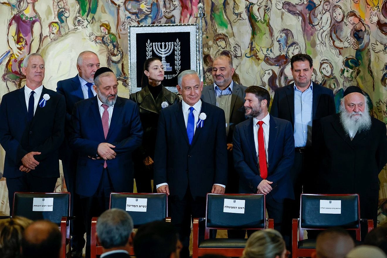 Likud leader Benjamin Netanyahu with Shas Chairman Aryeh Deri, Religious Zionism Party head Bezalel Smotrich and other party leaders at the swearing-in of the 25th Knesset in Jerusalem, Nov. 15, 2022. Photo: Olivier Fitoussi/Flash90.