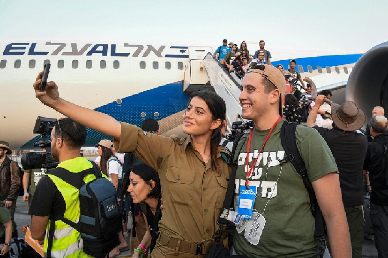 New immigrants from North America arrive on a Nefesh B'Nefesh "Aliyah Flight, at Ben-Gurion Airport, Aug. 14, 2019. Photo by Flash90.