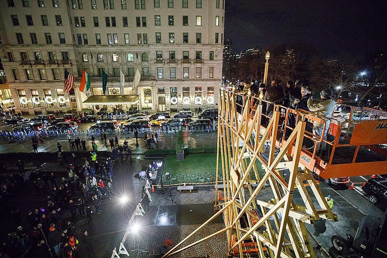 The world's largest menorah in Manhattan's Grand Army Plaza, Dec. 29, 2016. Credit: Chaim Perl/Chabad.org.