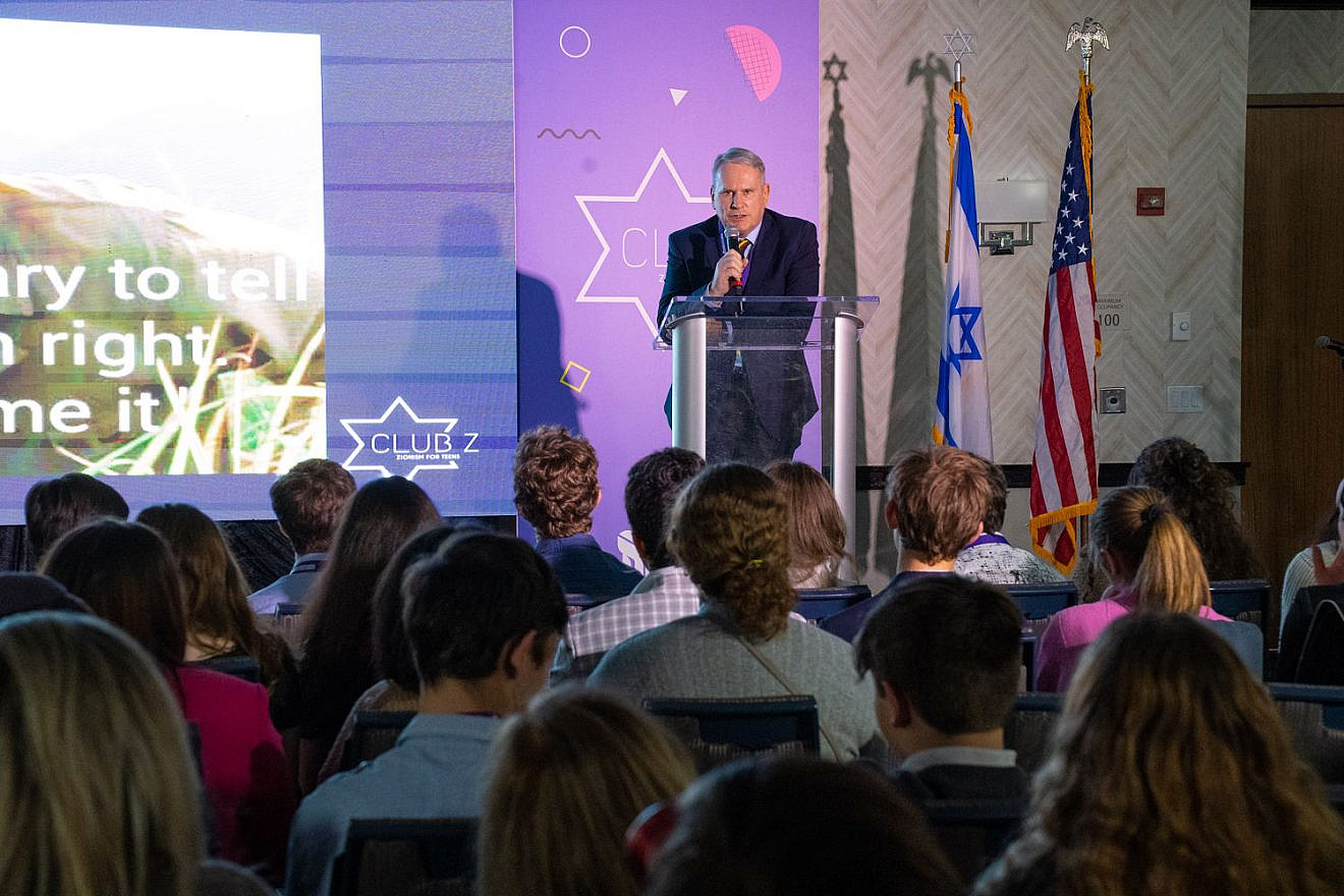 Col. Richard Kemp speaking to participants at the Club Z National Conference in Miami, Florida. Credit: courtesy