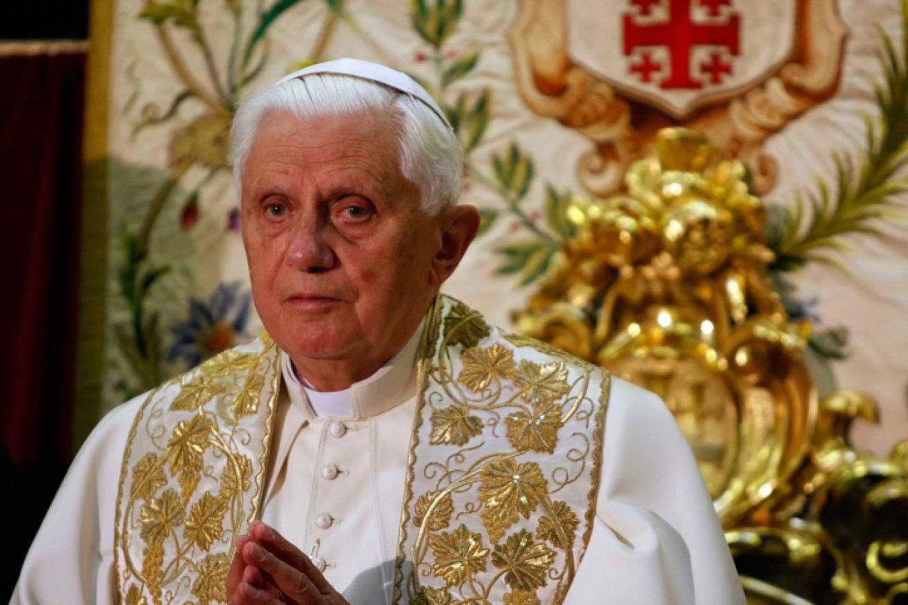 Pope Benedict XVI visits the Church of the Holy Sepulchre in Jerusalem, May 15, 2009. Photo by Abir Sultan/Flash90.