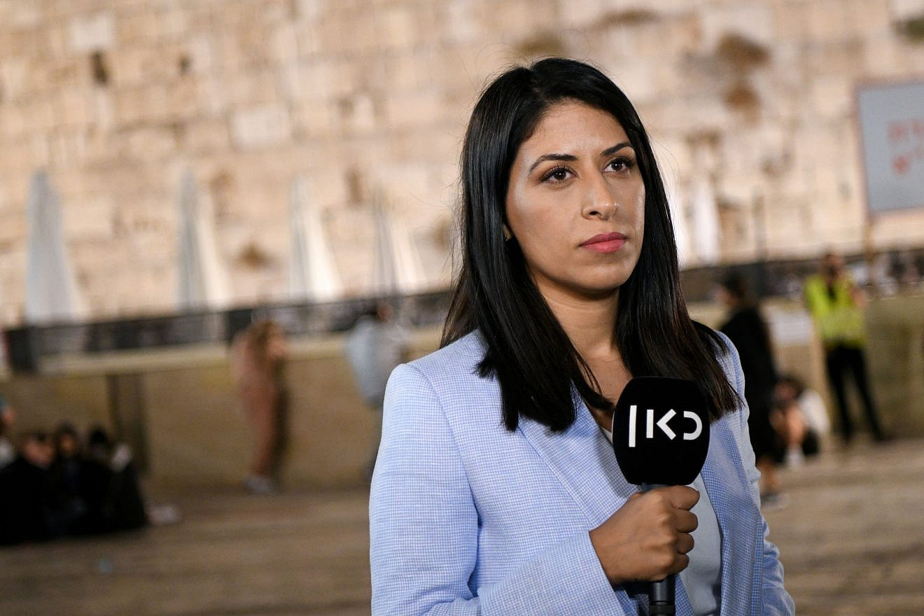 A Kan News anchor reports live from the Western Wall in the Old City of Jerusalem on Sept. 15, 2021, prior to Yom Kippur. Photo: Arie Leib Abrams/Flash90