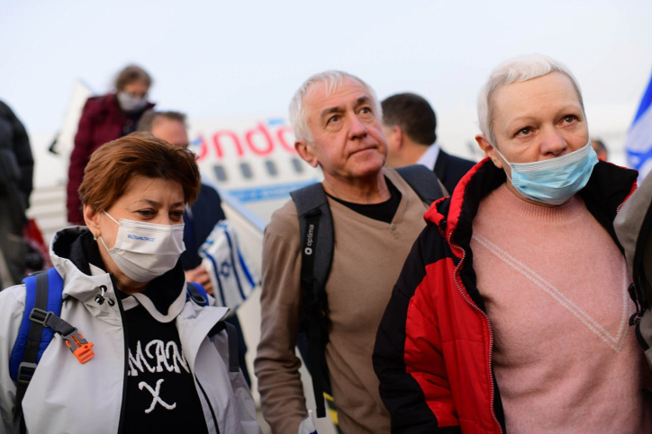 Immigrants fleeing the war in Ukraine on a rescue flight arrive at Ben-Gurion International Airport, March 6, 2022. Photo by Tomer Neuberg/Flash90.