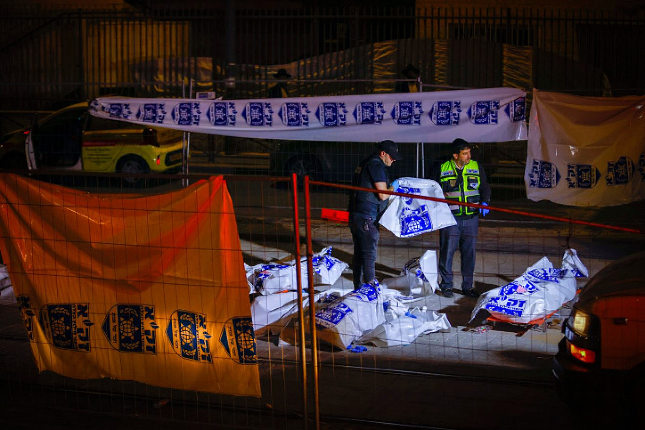 Israeli security and rescue forces at the scene of a terrorist shooting in Neve Yaakov, Jerusalem, Jan. 27, 2023. Photo by Olivier Fitoussi/Flash90.