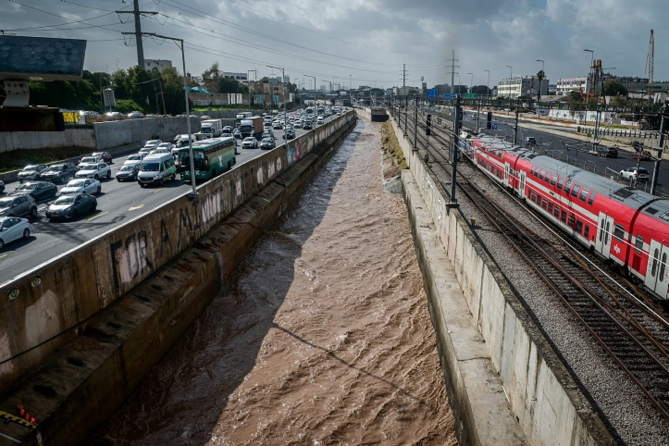 The swollen Ayalon River in Tel Aviv following heavy rainfall, Feb. 1, 2023. Photo by Avshalom Sassoni/Flash90.