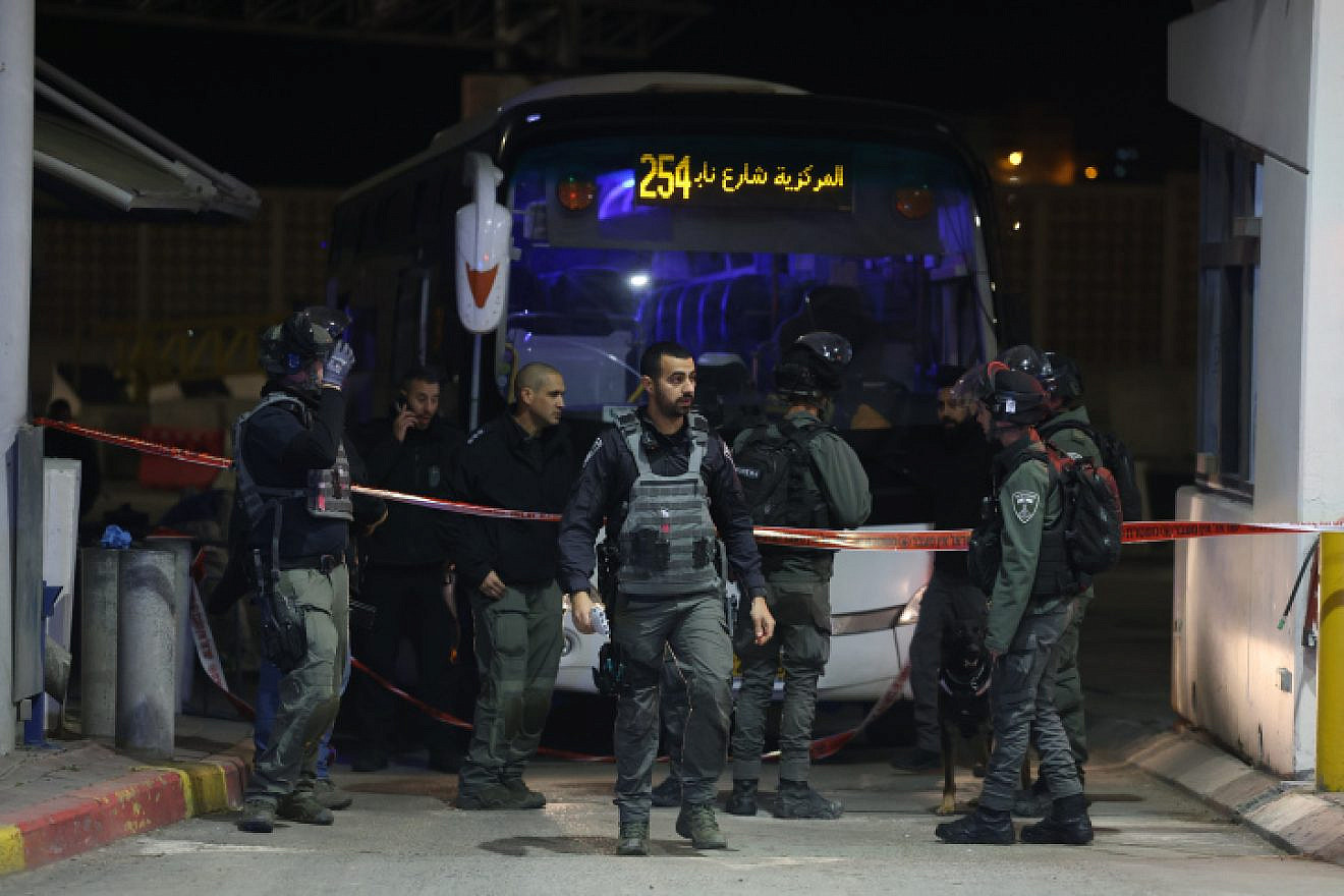 A Border Police officer is critically hurt in a stabbing at the Shuafat checkpoint in northeastern Jerusalem, Feb. 13, 2023. Photo by Yonatan Sindel/Flash90.
