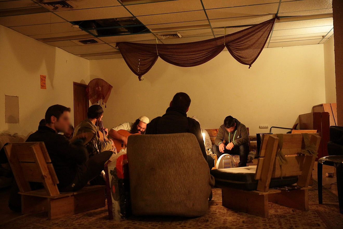 Hanging out at the Orthodox Union's Pearl and Harold Jacobs Zula Outreach Center in Jerusalem. Credit: Eliyahu Yanai.