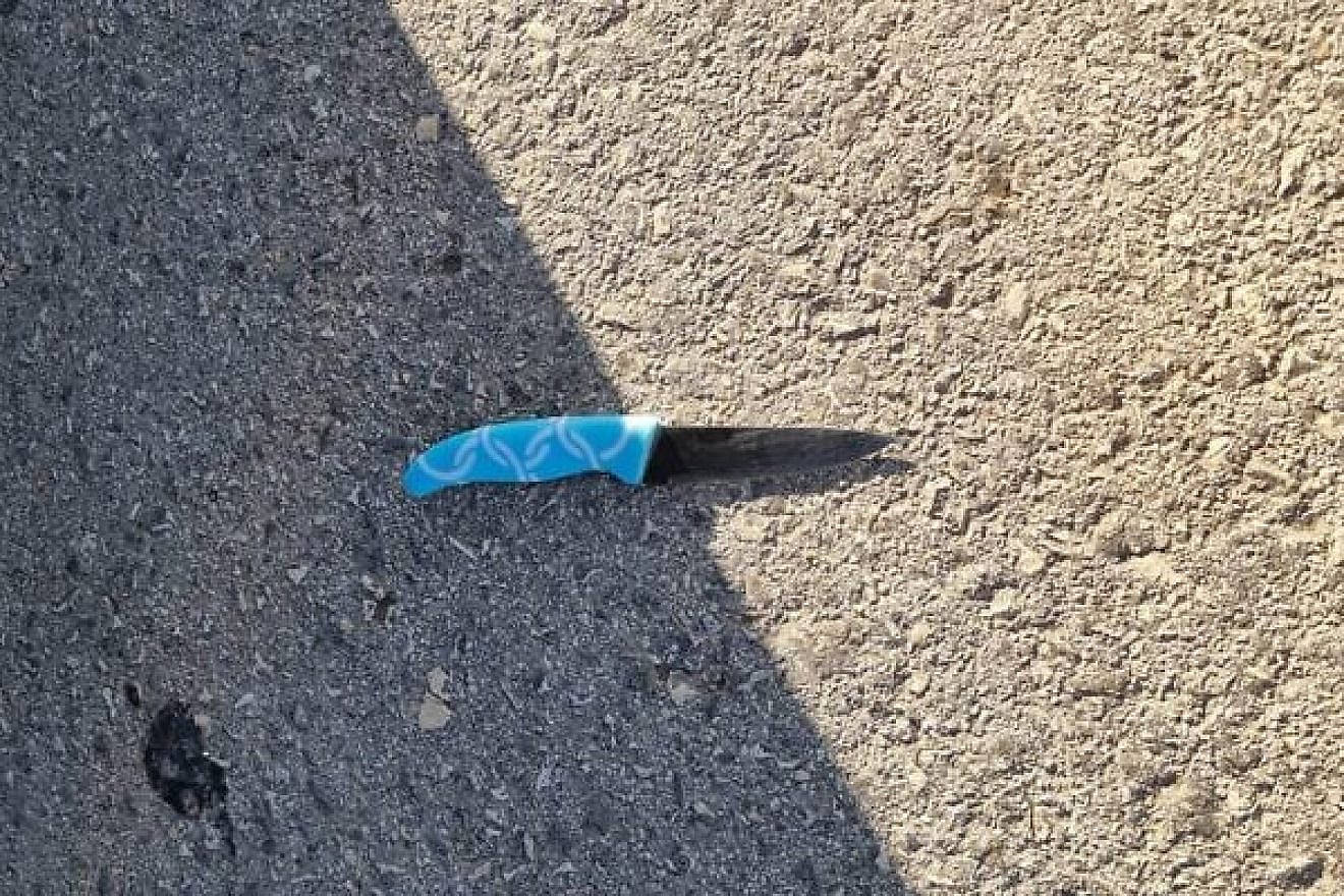 The knife used by a Palestinian woman in an attempted stabbing attack at the entrance to Ma'ale Adumim in Judea, Feb. 23, 2023. Credit: Israel Police.