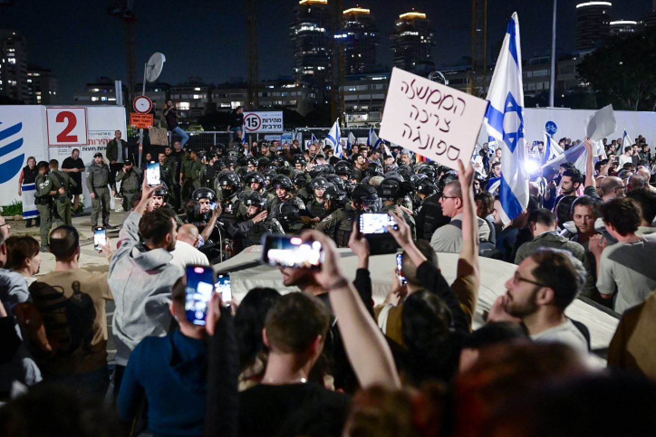Protesters descend on the Tel Aviv salon where Sara Netanyahu was having her hair done, March 1, 2023. Photo by Avshalom Sassoni/Flash90.