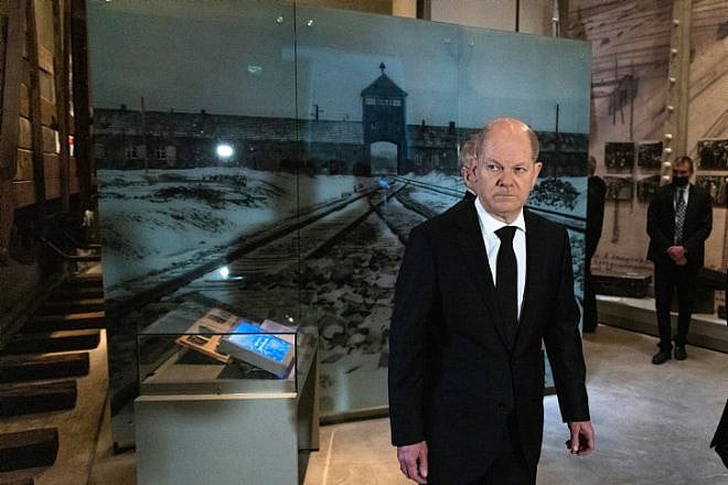 German Chancellor Olaf Scholz visits the Yad Vashem Holocaust memorial museum in Jerusalem, March 2, 2022. Photo by Olivier Fitoussi/Flash90.